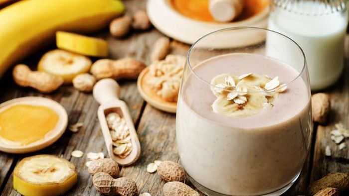 Khi kết hợp nửa quả bơ với sữa hạt không đường và một thìa bơ đậu phộng nguyên chất, bạn sẽ có một ly sinh tố giàu dinh dưỡng, cung cấp chất béo lành mạnh, protein và chất xơ.