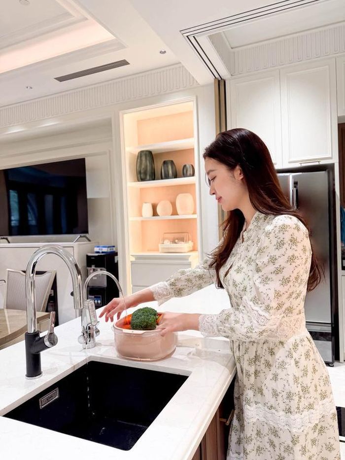 Đỗ Mỹ Linh trổ tài nội trợ đảm đang và khoe góc nhỏ trong căn nhà mới.