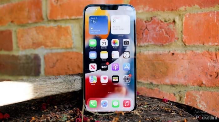 iPhone 13 Pro Max sở hữu khung viền thép không gỉ hoàn thiện bóng kết hợp mặt lưng kính mờ