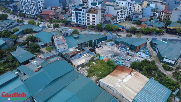 Hàng loạt kho xưởng 'mọc' lên quanh hiện trường vụ cháy tại khu vực thôn Triều Khúc, phường Thanh Liệt.
