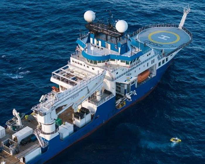 Tàu nghiên cứu Falkor hoạt động tại Nam Đại Tây Dương. (Ảnh: Schmidt Ocean Institute)