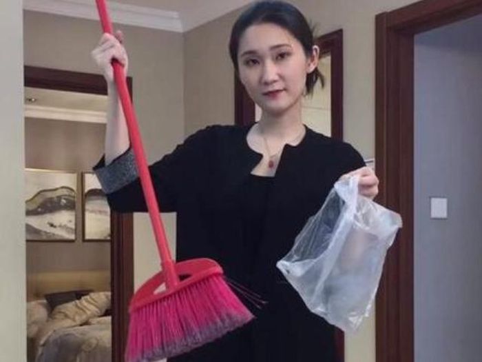 Dùng túi nilon bọc vào chổi nhà vệ sinh để thu gom tóc rụng.