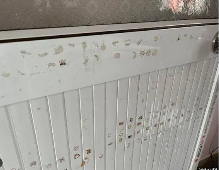 Dùng xăng lau đi những vết keo dán hoặc dùng dầu gió, dầu cao, tinh dầu hay baby oil để lau sticker dán này.