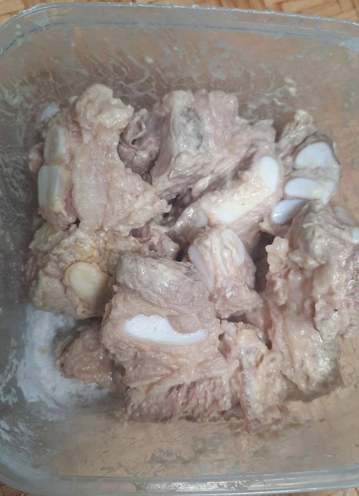Bí quyết giữ độ ẩm: Trước khi chiên, cho 20g bột chiên giòn vào xóc đều để áo một lớp mỏng quanh miếng sườn. Ảnh: Hoang Trang