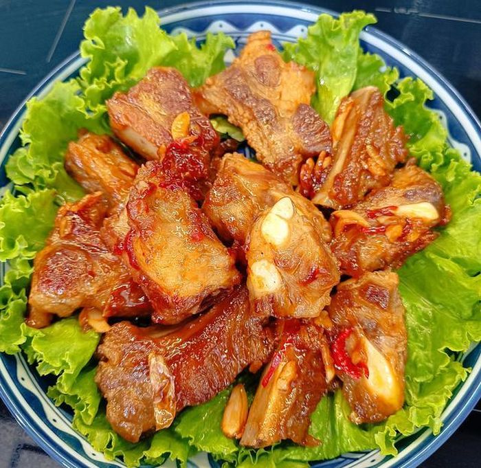 Sườn xào chua ngọt ngoài giòn trong mọng, màu đẹp mắt hơn khi có thêm nước cam.
