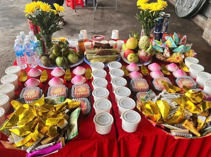 Trong mâm cúng cô hồn đĩa gạo muối nhỏ bé lại chứa đựng những ý nghĩa tâm linh và phong thủy vô cùng sâu sắc.