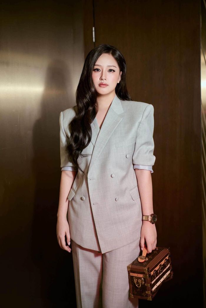 Mai Phương Thúy (SN1988) tại Hà Nội, đăng quang Hoa hậu Việt Nam 2006. Cô thi Miss World cùng năm, vào top 17 sau khi thắng giải Thí sinh được khán giả yêu thích nhất khu vực châu Á - Thái Bình Dương. Có giai đoạn, Mai Phương Thúy vắng bóng showbiz để tập trung công việc kinh doanh, đầu tư. Người đẹp hiện sống và làm việc tại TP HCM, trong khi gia đình cô ở Hà Nội.