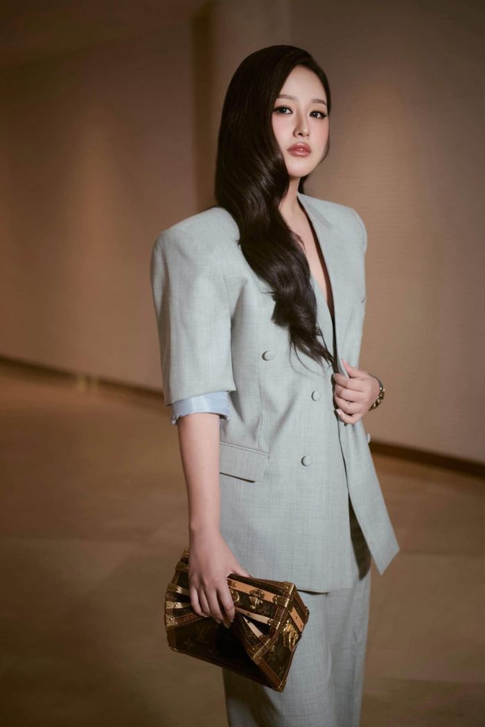 Mai Phương Thúy ở tuổi gần 40 thu hút sự chú ý với phong cách thanh lịch khi xuất hiện trong bộ vest xám thuộc bộ sưu tập menswear của Chung Thanh Phong.