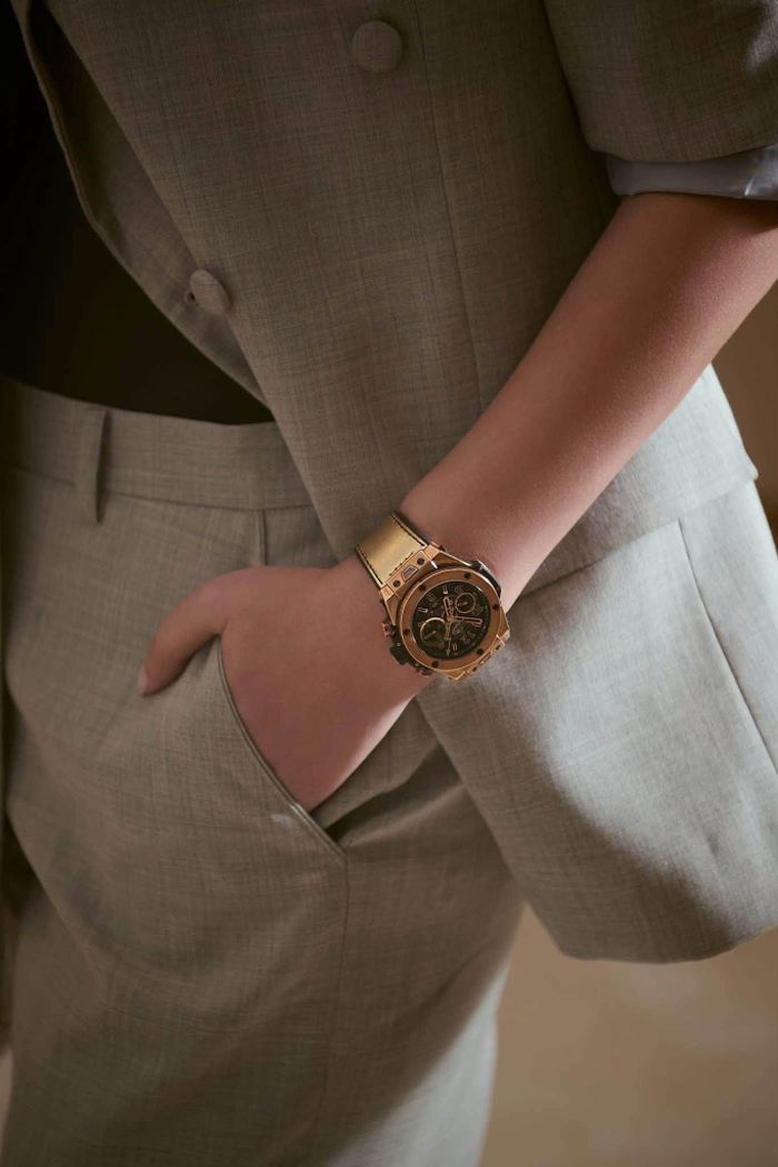 Điểm nhấn trong set đồ của người đẹp là chiếc Hublot Big Bang Unico Usain Bolt bằng vàng 18K. Theo giá giao dịch trên thị trường đồng hồ sưu tầm, mẫu này hiện có giá hơn 1,3 tỷ đồng. 