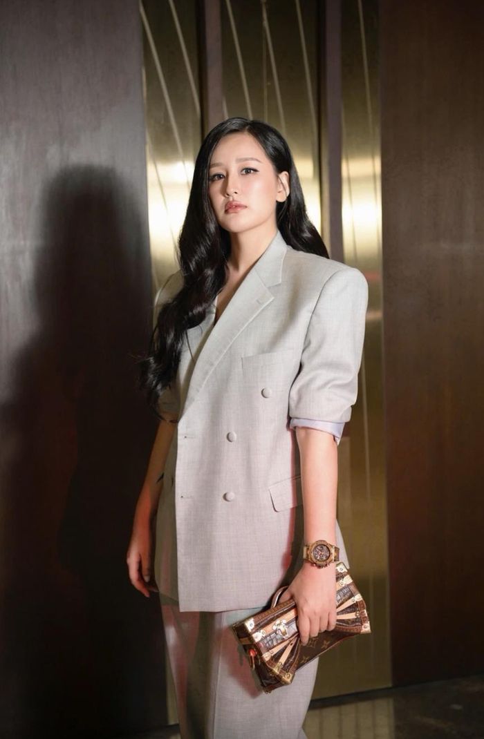 Mai Phương Thúy kết hợp phụ kiện với chiếc túi Louis Vuitton thuộc bộ sưu tập Xuân Hè 2026, trị giá khoảng 1,1 tỷ đồng. Thiết kế được chế tác từ nhiều loại da cá sấu, dập họa tiết Monogram thủ công, sử dụng khóa mạ vàng và mất hơn hai năm hoàn thiện bằng tay.