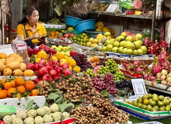 Thị trường hoa quả Việt với đa dạng các mặt hàng được bày bán phục vụ người tiêu dùng.