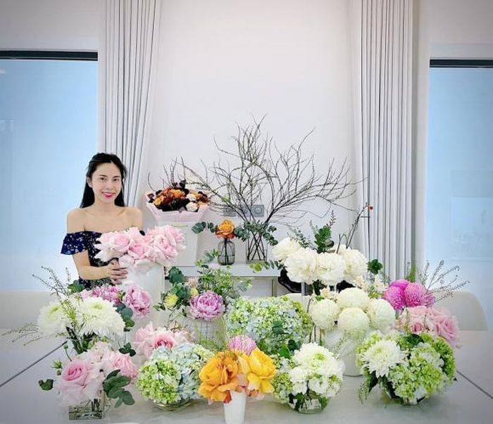 Cơ ngơi của vợ chồng Công Vinh lấy màu trắng làm chủ đạo. Không gian bên trong khá thoáng đãng và rộng rãi. Các thiết kế và nội thất cực hiện đại và tiện nghi. Bên trong biệt thự được trang bị thang máy để di chuyển. Phòng khách thoải mái mở party khoảng 20 người. Cơ ngơi này còn có một khu vườn rộng rãi để nữ ca sĩ thường xuyên trồng nhiều loại hoa, rau quả.