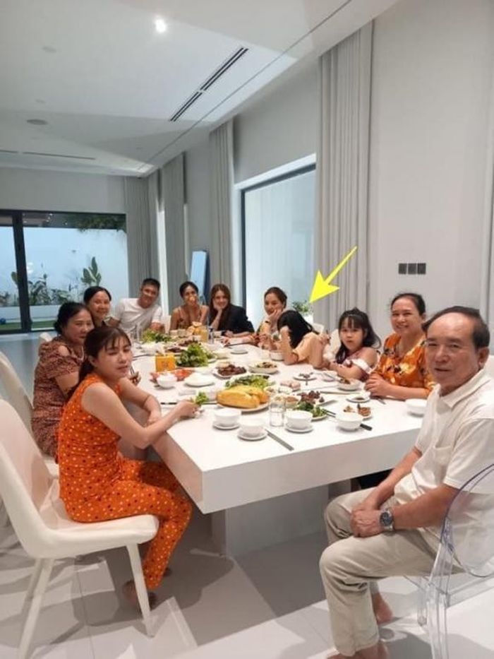 Bàn ăn có sức chứa đến gần 15 người.