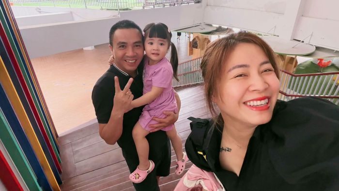 MC Nguyễn Hoàng Linh cùng chồng đưa con gái đến nhà trẻ. Hai vợ chồng MC Nguyễn Hoàng Linh và con gái chụp ảnh kỷ niệm đánh dấu ngày con tới trường.