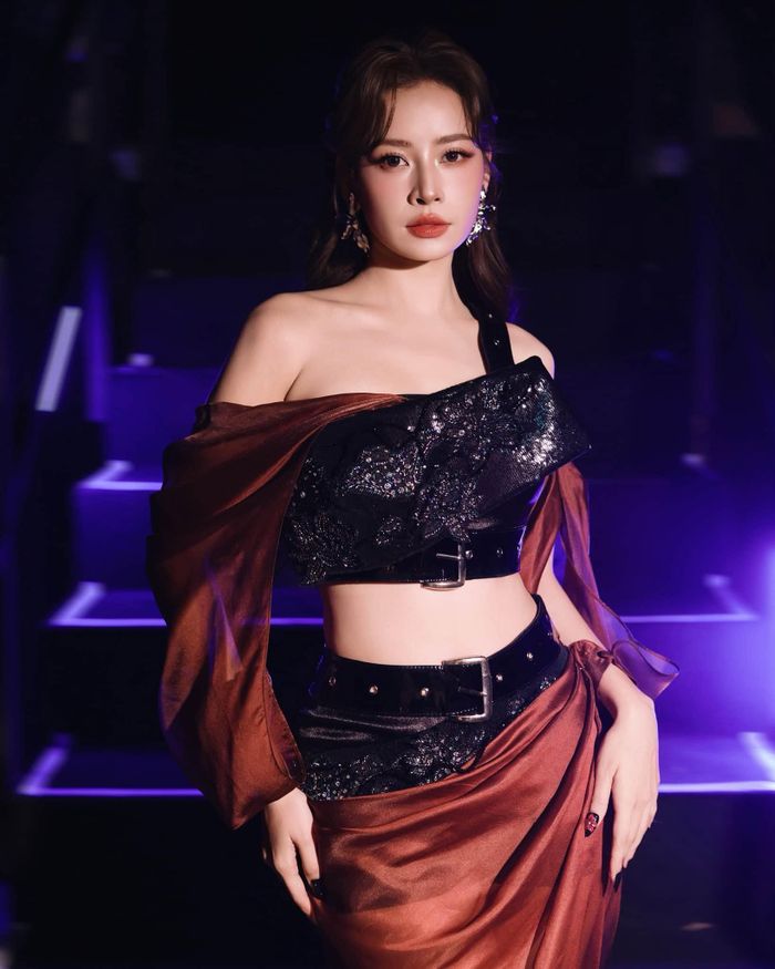 Chi Pu chia sẻ hình ảnh trình diễn ca khúc "Chưa bao giờ" tại Weibo Gala 2026 (Đêm giao lưu văn hóa Weibo). Màn biểu diễn của Chi Pu nhận nhiều phản hồi tích cực từ khán giả.