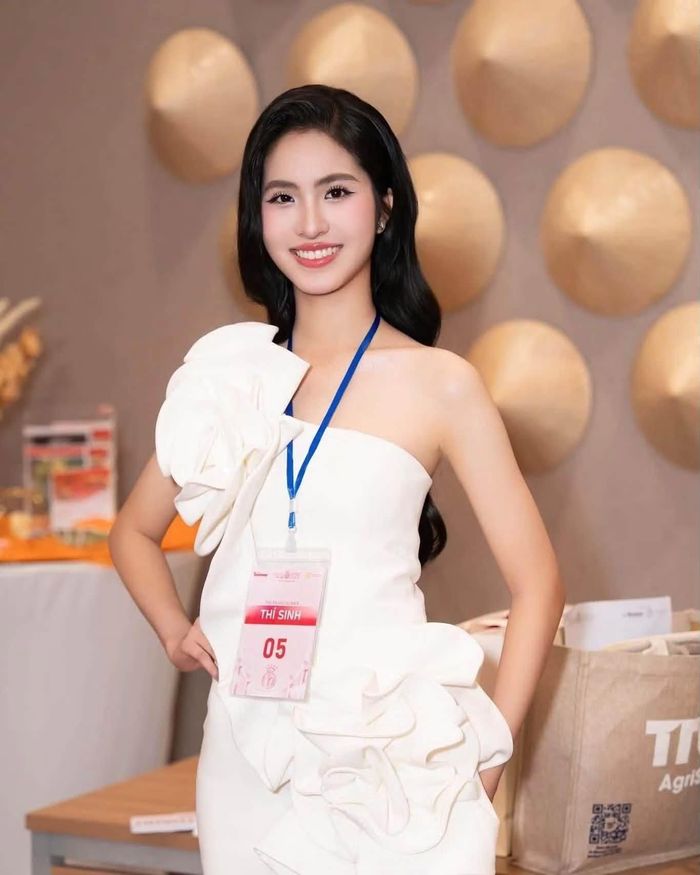 Cô là sinh viên năm hai chương trình Kinh tế đối ngoại, Phân hiệu Trường Đại học Ngoại thương tại TP. HCM.