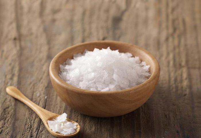 Sau tuổi 50, cần giảm lượng muối nạp vào cơ thể để bảo vệ tim mạch và ổn định huyết áp. Ảnh minh họa AI
