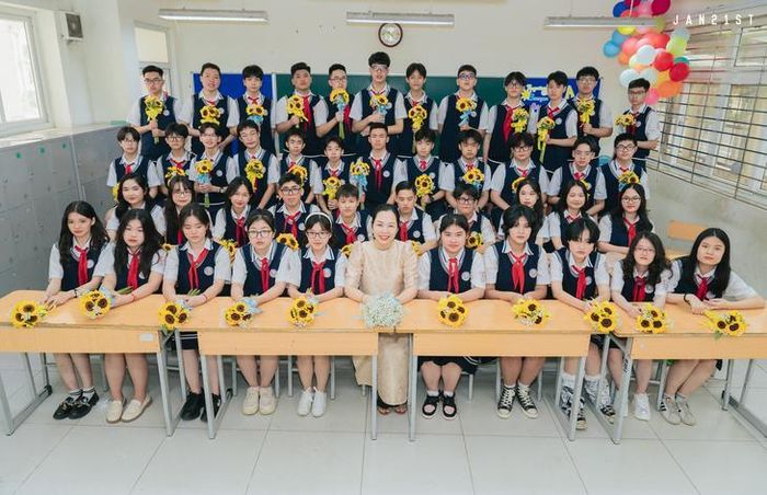 Cô Nguyễn Thu Thủy, giáo viên Trường THCS Lê Ngọc Hân (Hà Nội) chụp ảnh lưu niệm cùng học trò. Ảnh: NVCC