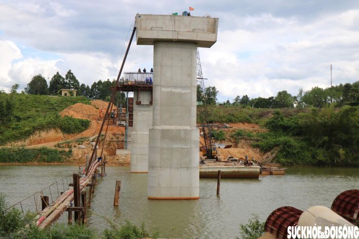 Đại diện đơn vị thi công cho biết, công trường hiện duy trì khoảng 40 kỹ sư, công nhân làm việc mỗi ngày. Khởi công từ đầu tháng 3/2026, đến nay dự án đã đạt hơn 50% khối lượng xây lắp, cơ bản hoàn thành 2 mố và 5 trụ cầu. Ảnh: H.Dũng.