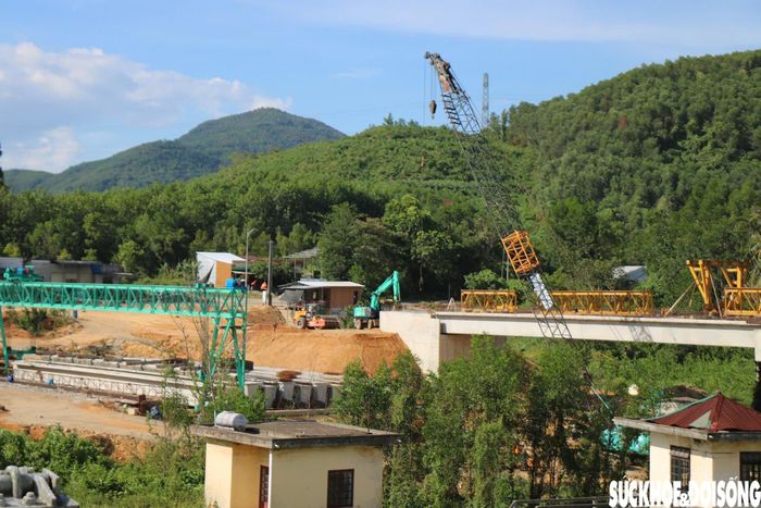 Công trình có tổng chiều dài toàn tuyến khoảng 500m, riêng phần cầu dài khoảng 254m, rộng 8,5m, bề rộng xe chạy 7,5m, gồm 6 nhịp dầm. Dự án cũng đầu tư đồng bộ hệ thống đường dẫn, hệ thống thoát nước và nút giao với Quốc lộ 49. Ảnh: H.Dũng.