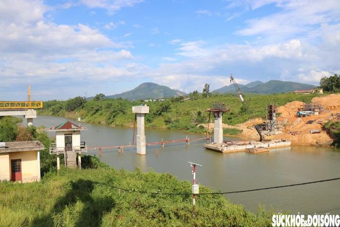 Những ngày qua, theo ghi nhận của phóng viên, trên công trường xây dựng cầu Bình Thành mới bắc qua sông Hữu Trạch - thượng nguồn sông Hương (xã Bình Điền, TP Huế), không khí thi công diễn ra khẩn trương. Hàng chục kỹ sư, công nhân cùng máy móc, thiết bị được huy động để đẩy nhanh tiến độ các hạng mục. Ảnh: H.Dũng.