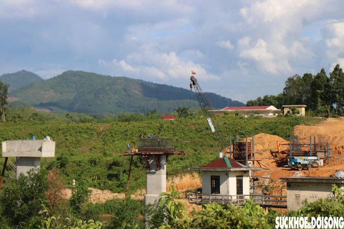 Ban Quản lý Dự án Đầu tư xây dựng Công trình giao thông TP Huế (chủ đầu tư) cho biết, đơn vị đang chỉ đạo nhà thầu tập trung nhân lực, thiết bị, bám sát tiến độ, phấn đấu đưa công trình về đích trước ngày 31/12/2026. Việc hoàn thành ngay trong năm 2026, công trình sẽ rút ngắn thời gian thi công xuống còn khoảng 1 năm, thay vì khoảng 3 năm theo kế hoạch ban đầu. Ảnh: H.Dũng.