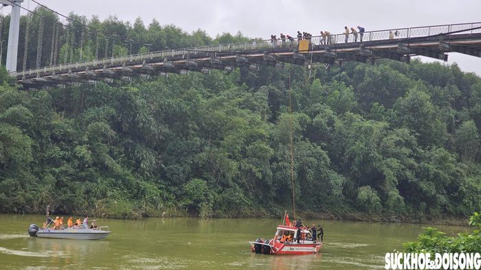 Nhu cầu xây dựng cầu mới càng trở nên cấp thiết sau vụ tai nạn đặc biệt nghiêm trọng xảy ra vào ngày 21/11/2024, khi xe chở rác lưu thông qua cầu Bình Thành va vào lan can rồi rơi xuống sông, khiến 2 người tử vong. Sau vụ việc, ngày 10/12/2024, HĐND tỉnh Thừa Thiên Huế (nay là TP Huế) khóa VIII thông qua Nghị quyết phê duyệt chủ trương đầu tư dự án xây dựng cầu Bình Thành (Trong ảnh: Lực lượng chức năng tham gia cứu hộ, cứu nạn thời điểm xảy ra sự việc). Ảnh H.Dũng.
