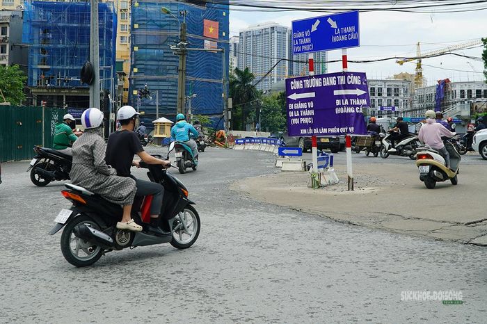 Giao thông được phân luồng qua khu vực công trường đang thi công. Ảnh: T.Anh