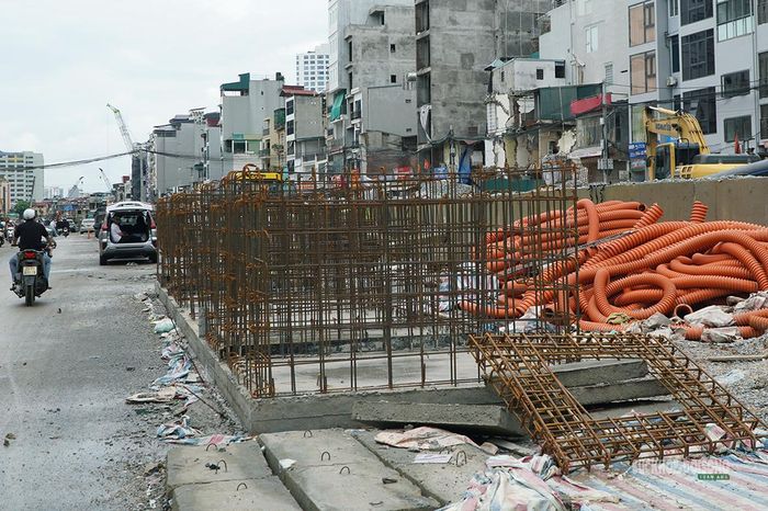 Kết cấu thép và đường ống kỹ thuật được triển khai dọc tuyến. Ảnh: T.Anh