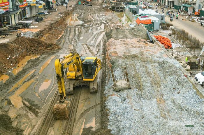 Máy móc được huy động xử lý nền đường trên công trường. Ảnh: T.Anh