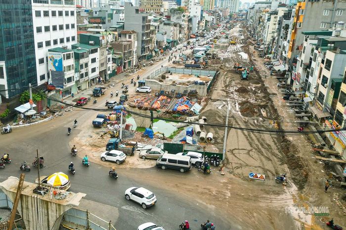 Trục đường hơn 2,2 km đang được đồng loạt mở rộng và thi công. Ảnh: T.Anh