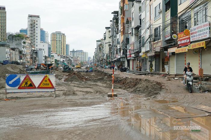 Mặt bằng tuyến đường được đào đắp, xử lý trước khi thi công các lớp kết cấu. Ảnh: T.Anh