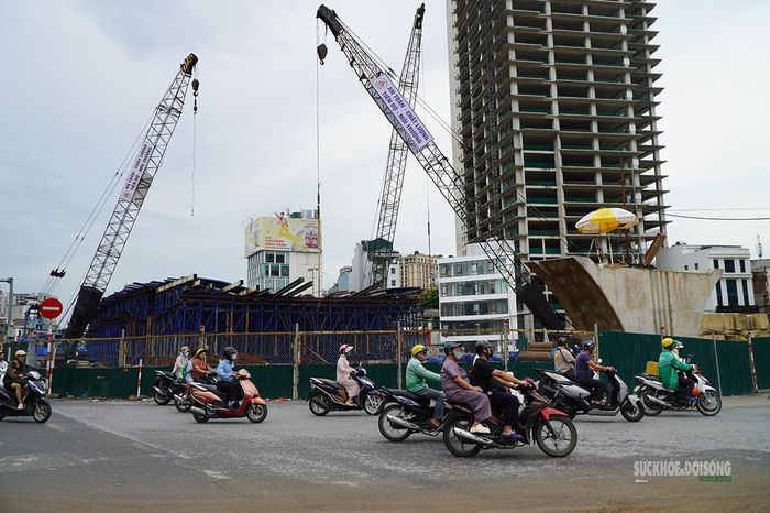 Công trường thi công cầu vượt tại nút giao Láng Hạ, trong khi các phương tiện vẫn lưu thông qua khu vực.