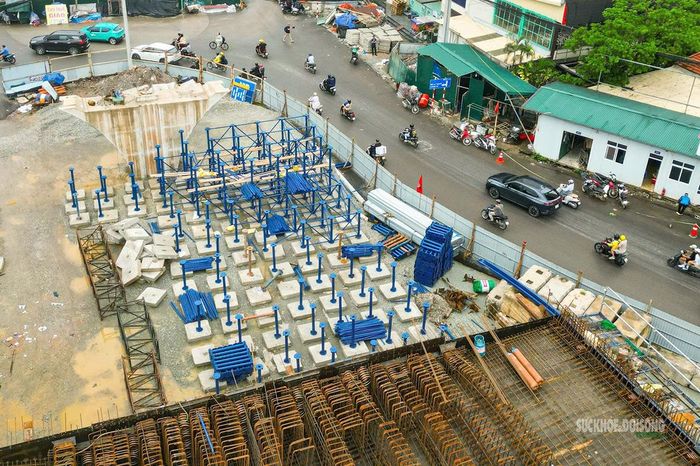 Hệ thống giàn giáo, vật liệu phục vụ thi công được tập kết tại công trường. Ảnh: T.Anh