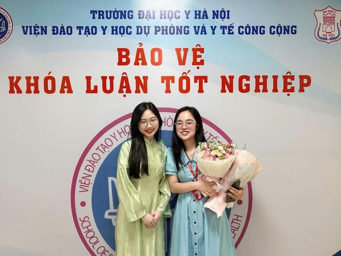 Hà Kiều Trang (bên trái) tri ân giảng viên hướng dẫn - cô Thu Hà sau buổi bảo vệ khóa luận tốt nghiệp đạt kết quả xuất sắc. Ảnh: NVCC