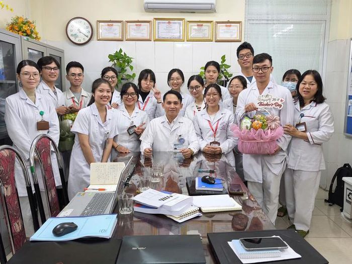Tân thủ khoa Hà Kiều Trang cùng các bạn sinh viên trong buổi thực tập môn Dinh dưỡng điều trị tại Bệnh viện Phổi Trung ương.