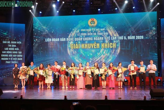 Ban Tổ chức trao 19 giải Khuyến khích cho các tập thể, cá nhân có thành tích xuất sắc. Ảnh: Công đoàn Y tế Việt Nam