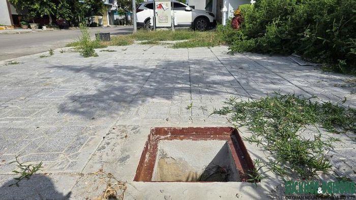 Hố ga mất nắp trên vỉa hè. Ảnh: Ngọc Hưng.