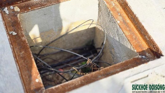 Hố kỹ thuật điện, viễn thông bị gãy, vỡ hoặc mất nắp. Ảnh: Ngọc Hưng.