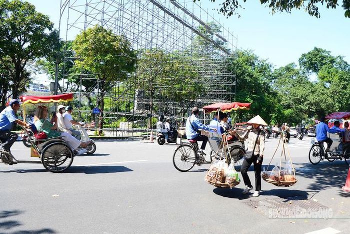 Miền Bắc nắng gián đoạn, cảm giác oi bức gia tăng. Ảnh: Tuấn Anh