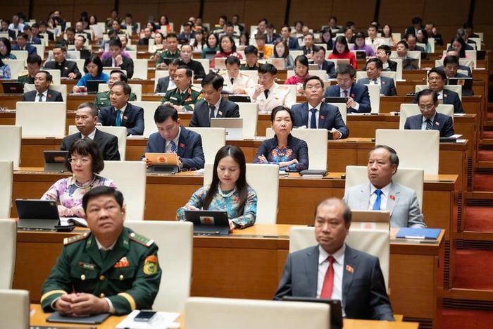 Các ĐBQH nghe trình bày các tờ trình, báo cáo thẩm tra về các dự án luật. Ảnh: Media Quốc hội