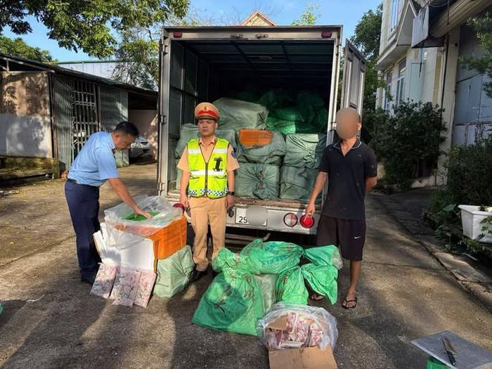Lực lượng Cảnh sát giao thông phát hiện xe tải chở 1,7 tấn thực phẩm không rõ nguồn gốc. Ảnh: Công an tỉnh Quảng Ninh