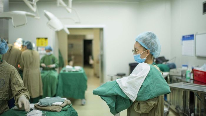 Nữ điều dưỡng sẵn sàng chờ đón em bé chào đời.
