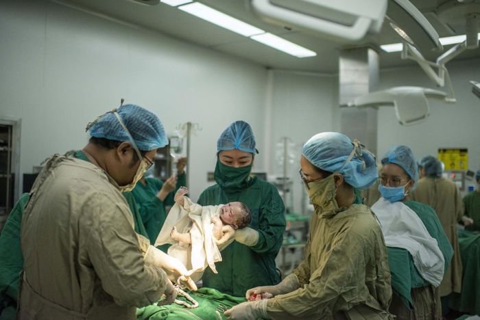BS.Vũ Ngân Hà cùng ê-kíp chào đón 1 trong 35 em bé ra đời trong ngày nghỉ.