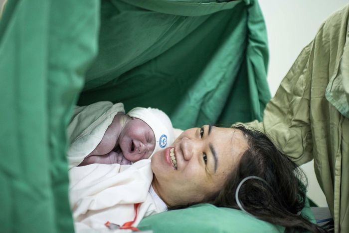 Một em bé chào đời trong vòng tay mẹ.