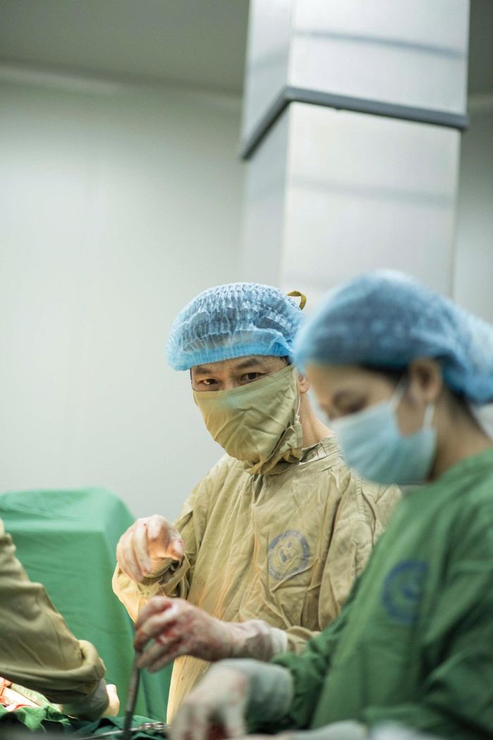 PGS.TS Nguyễn Quảng Bắc, Trưởng khoa Sản nhiễm khuẩn đang thực hiện ca phẫu thuật cho một sản phụ khác tại Bệnh viện Phụ sản Trung ương.