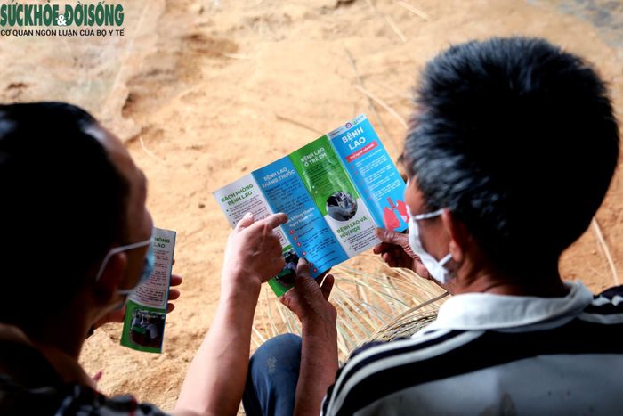Những tờ rơi và cuộc trò chuyện ngay tại nhà là một phần trong nỗ lực của cộng tác viên CSET nhằm giúp người bệnh kiên trì điều trị, hạn chế nguồn lây trong cộng đồng. ẢNH: Vũ Đồng