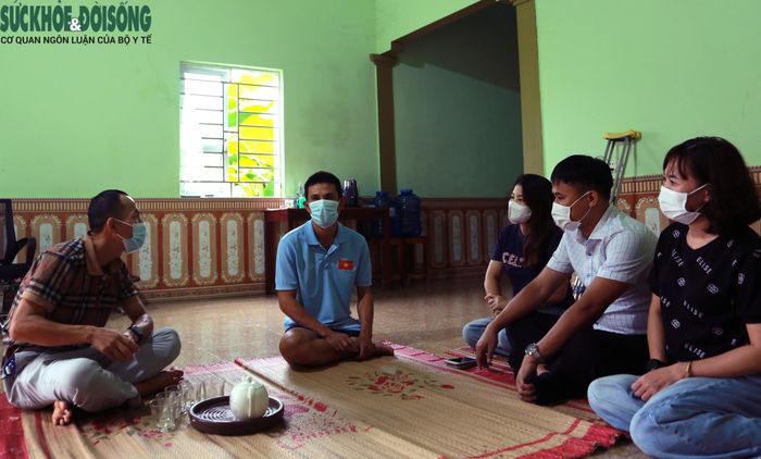Tại nhà anh Lê Văn M., cán bộ y tế và cộng tác viên CSET nhiều lần kiên trì vận động người thân của bệnh nhân tham gia khám sàng lọc để phát hiện bệnh sớm. ẢNH: Vũ Đồng