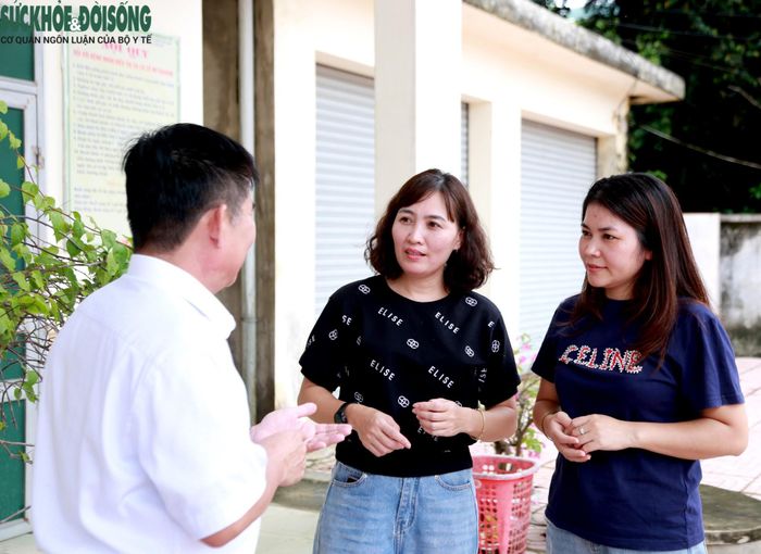 Ông Lê Quang Trung cùng bà Lê Thanh Trưng (ngoài cùng bên phải) trao đổi về các giải pháp tăng cường phát hiện sớm, hỗ trợ người bệnh tuân thủ điều trị và giảm nguồn lây bệnh lao trong cộng đồng. ẢNH: Vũ Đồng