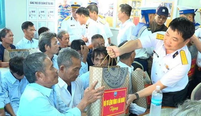 Bộ Tư lệnh Vùng 4 Hải quân cùng các đơn vị liên quan đã trao quà hỗ trợ 33 ngư dân gặp nạn. Ảnh: Minh Châu.